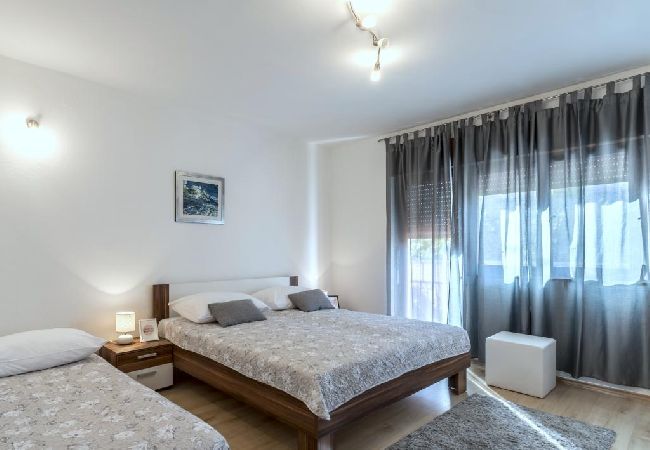 Apartamento en Kaštel Novi - Apartamento en Kaštel Novi con Terraza, Acondicionador, WIFI, Lavadora (5104-2) Apartamento en Kaštel Novi - Apartamento en Kaštel Novi con Terraza, Acondicionador, WIFI, Lavadora (5104-2)