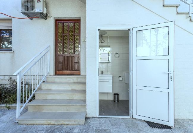 Apartamento en Kaštel Novi - Apartamento en Kaštel Novi con Terraza, Acondicionador, WIFI, Lavadora (5104-2) Apartamento en Kaštel Novi - Apartamento en Kaštel Novi con Terraza, Acondicionador, WIFI, Lavadora (5104-2)