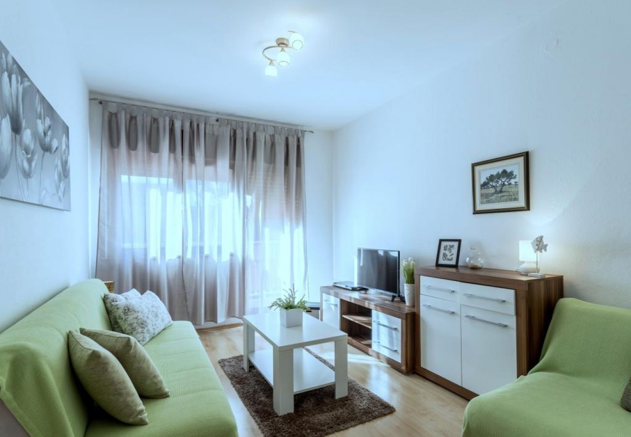 Apartamento en Kaštel Novi - Apartamento en Kaštel Novi con Terraza, Acondicionador, WIFI, Lavadora (5104-2)