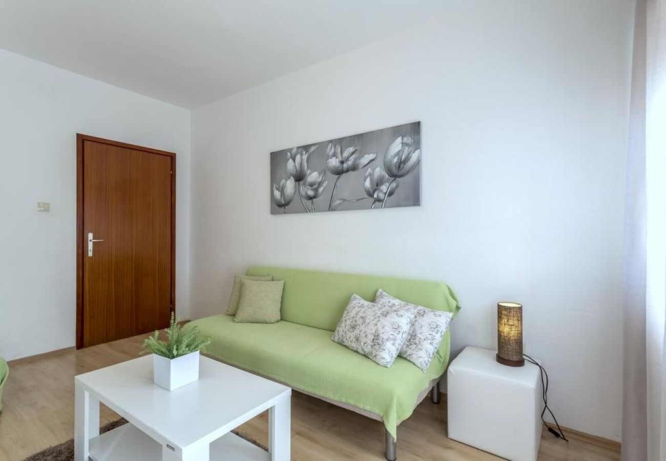 Apartamento en Kaštel Novi - Apartamento en Kaštel Novi con Terraza, Acondicionador, WIFI, Lavadora (5104-2)