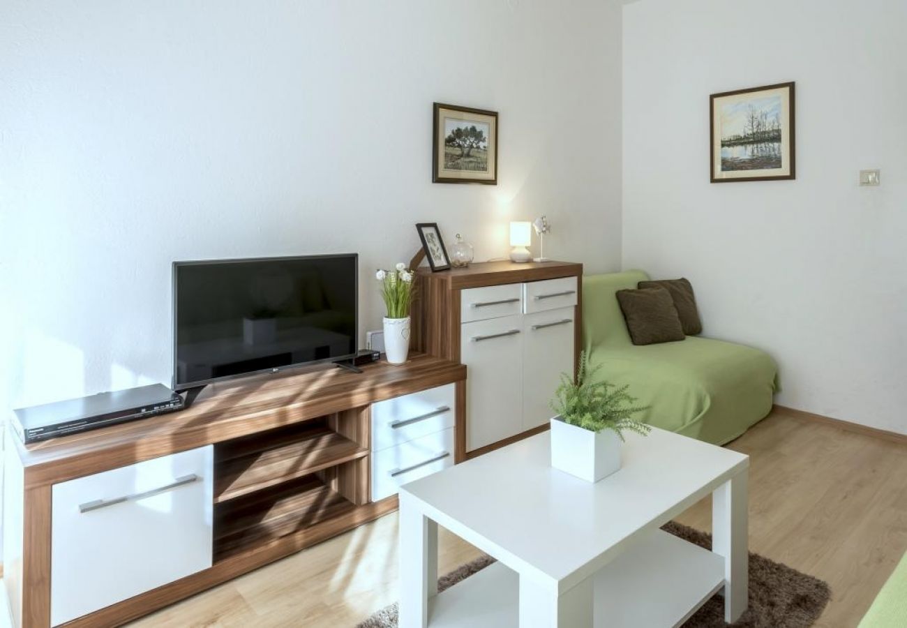 Apartamento en Kaštel Novi - Apartamento en Kaštel Novi con Terraza, Acondicionador, WIFI, Lavadora (5104-2)