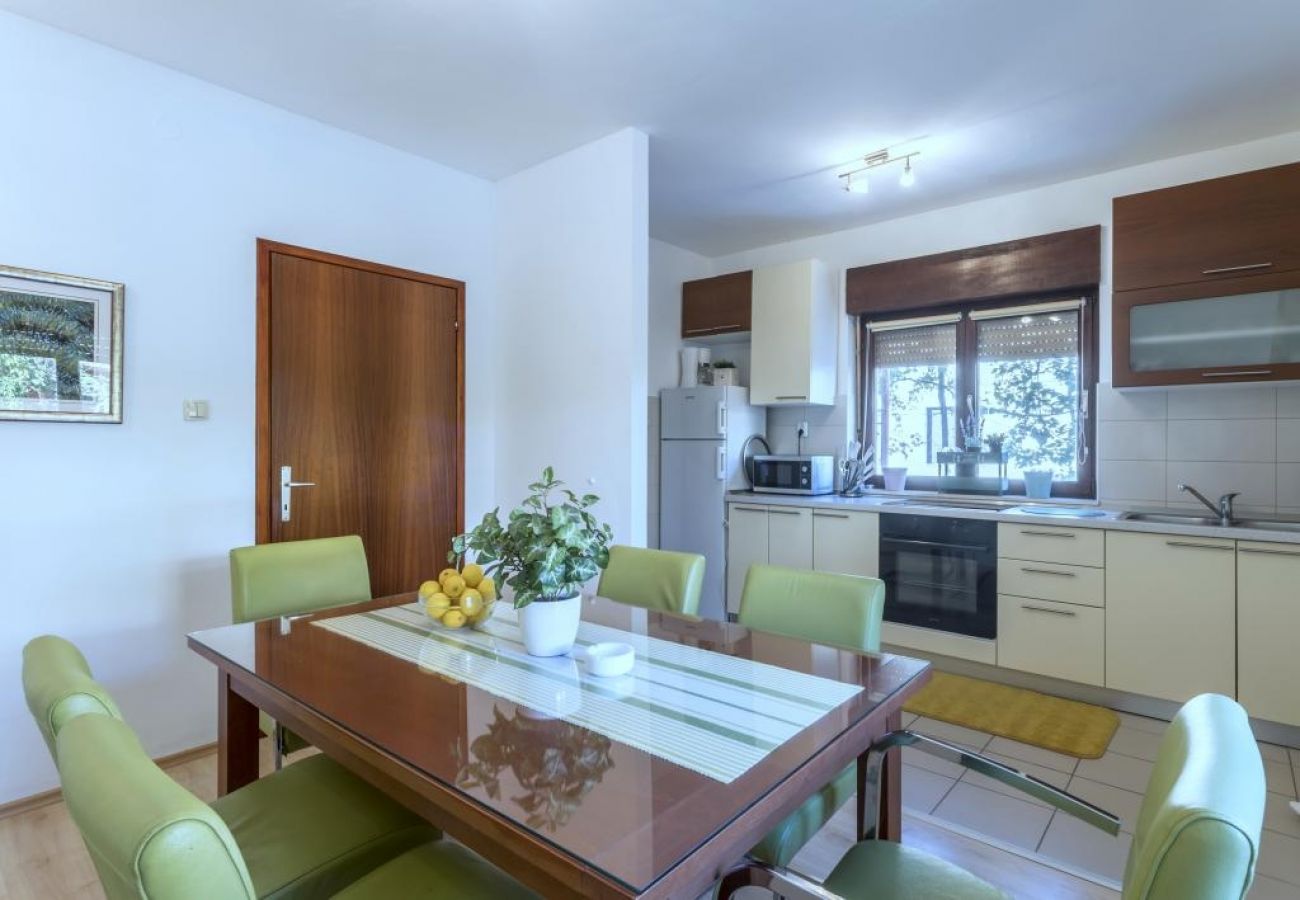 Apartamento en Kaštel Novi - Apartamento en Kaštel Novi con Terraza, Acondicionador, WIFI, Lavadora (5104-2)