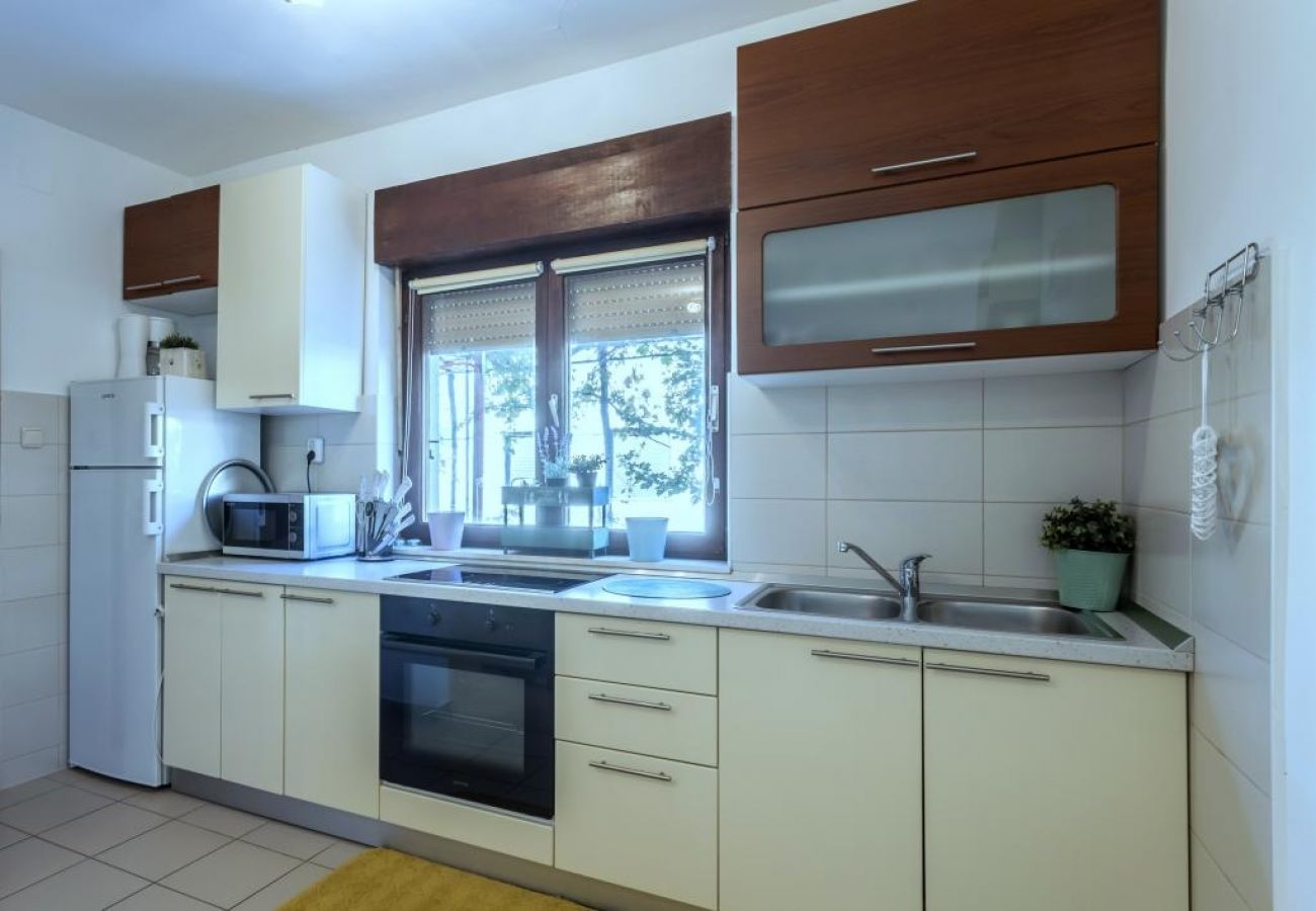 Apartamento en Kaštel Novi - Apartamento en Kaštel Novi con Terraza, Acondicionador, WIFI, Lavadora (5104-2)