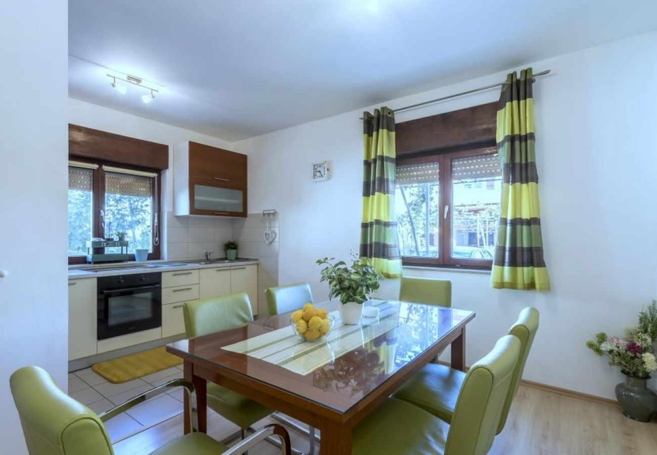 Apartamento en Kaštel Novi - Apartamento en Kaštel Novi con Terraza, Acondicionador, WIFI, Lavadora (5104-2)