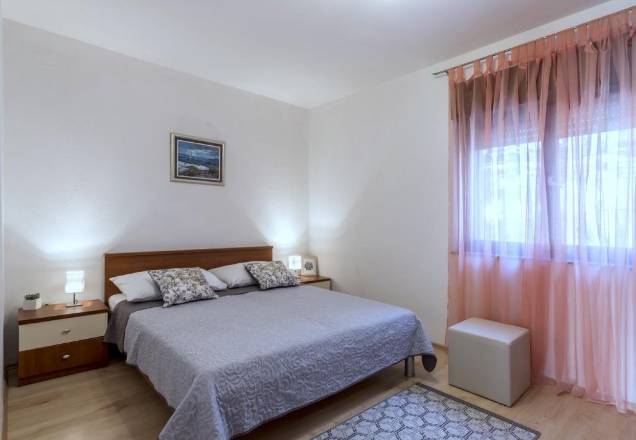 Apartamento en Kaštel Novi - Apartamento en Kaštel Novi con Terraza, Acondicionador, WIFI, Lavadora (5104-2)