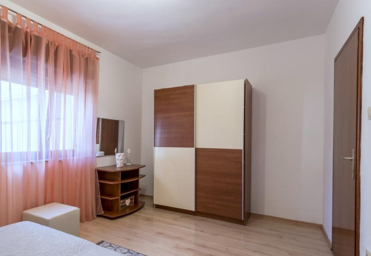 Apartamento en Kaštel Novi - Apartamento en Kaštel Novi con Terraza, Acondicionador, WIFI, Lavadora (5104-2)