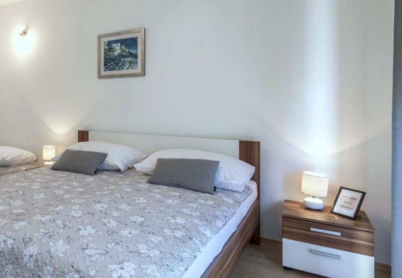 Apartamento en Kaštel Novi - Apartamento en Kaštel Novi con Terraza, Acondicionador, WIFI, Lavadora (5104-2)