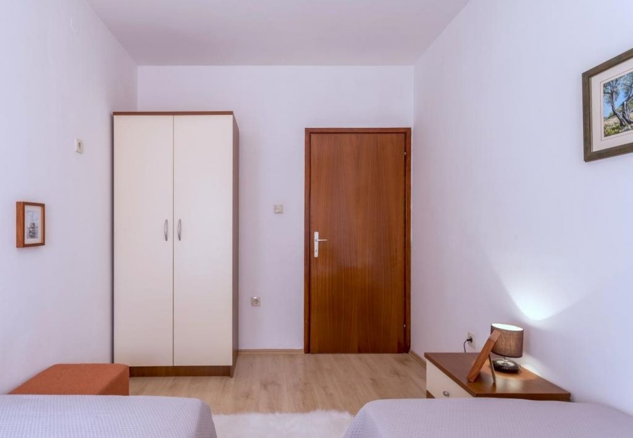 Apartamento en Kaštel Novi - Apartamento en Kaštel Novi con Terraza, Acondicionador, WIFI, Lavadora (5104-2)