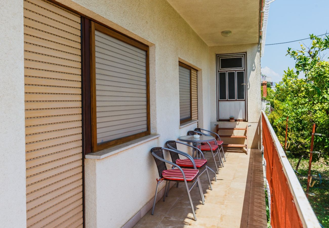 Apartamento en Kaštel Novi - Apartamento en Kaštel Novi con Terraza, Acondicionador, WIFI, Lavadora (5104-2)