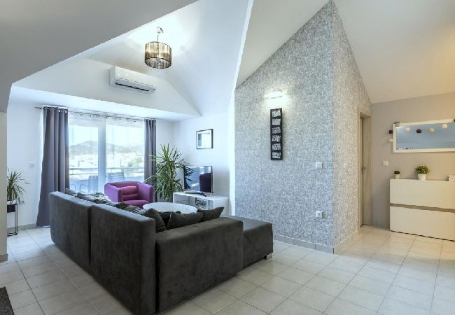Apartamento en Kaštel Novi - Apartamento en Kaštel Novi con Balcón, Acondicionador, WIFI, Lavadora (5105-1) Apartamento en Kaštel Novi - Apartamento en Kaštel Novi con Balcón, Acondicionador, WIFI, Lavadora (5105-1)