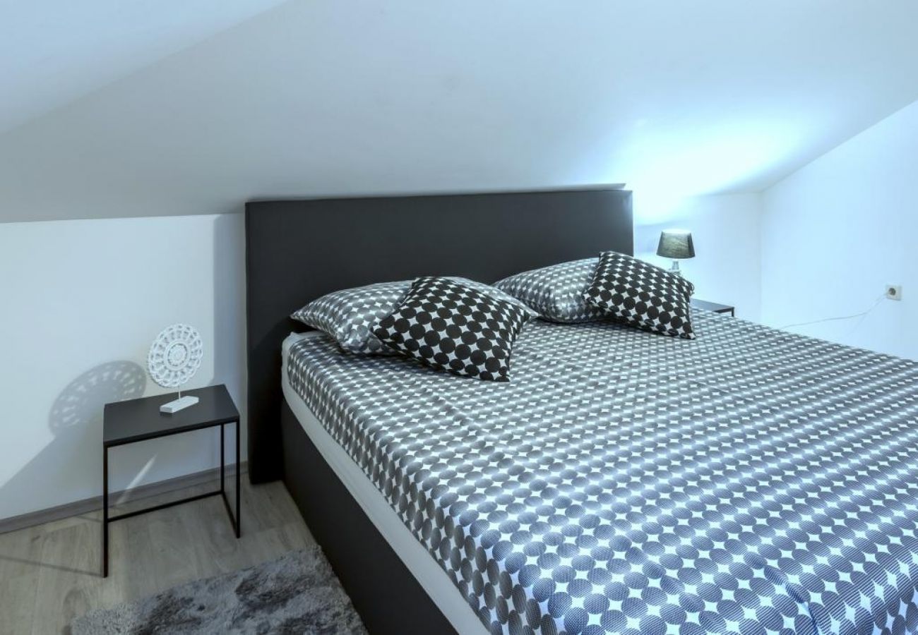 Apartamento en Kaštel Novi - Apartamento en Kaštel Novi con Balcón, Acondicionador, WIFI, Lavadora (5105-1)