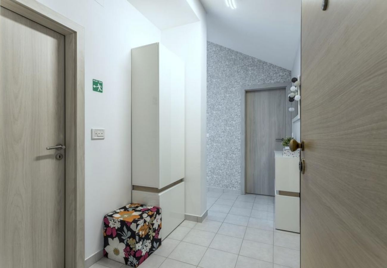 Apartamento en Kaštel Novi - Apartamento en Kaštel Novi con Balcón, Acondicionador, WIFI, Lavadora (5105-1)