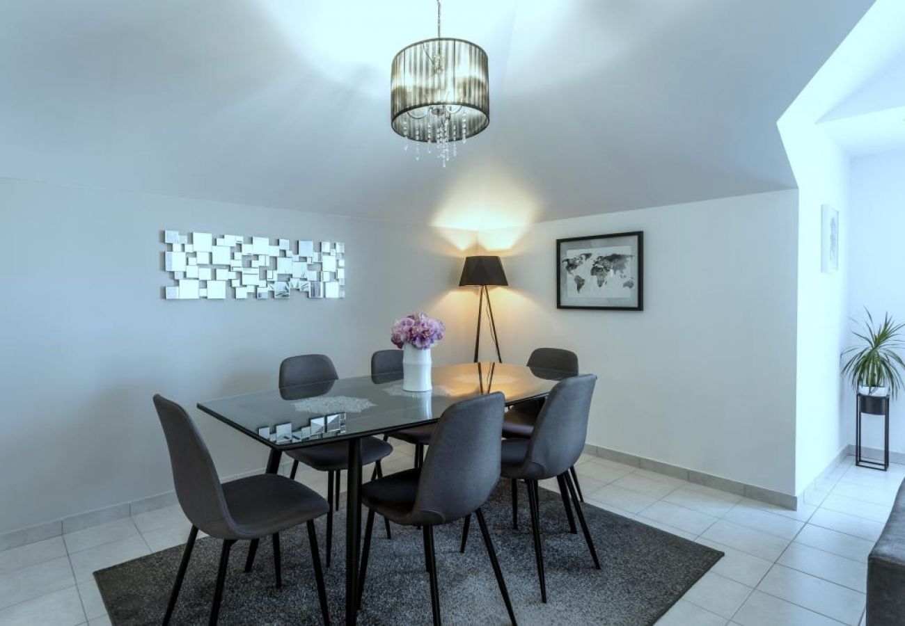 Apartamento en Kaštel Novi - Apartamento en Kaštel Novi con Balcón, Acondicionador, WIFI, Lavadora (5105-1)