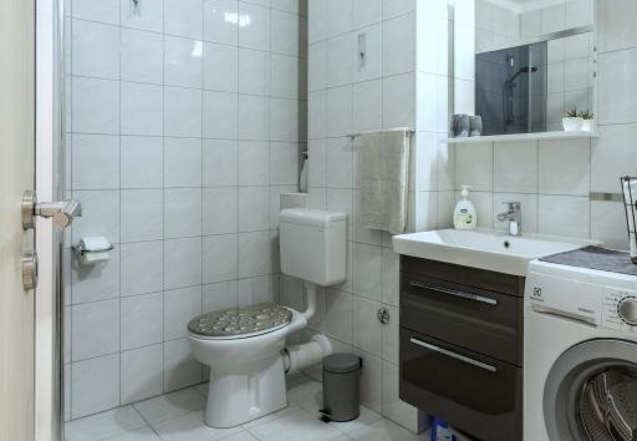 Apartamento en Kaštel Novi - Apartamento en Kaštel Novi con Balcón, Acondicionador, WIFI, Lavadora (5105-1)