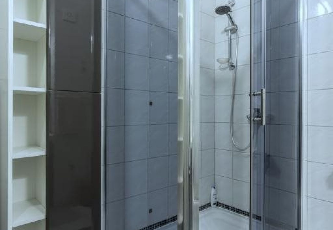 Apartamento en Kaštel Novi - Apartamento en Kaštel Novi con Balcón, Acondicionador, WIFI, Lavadora (5105-1)