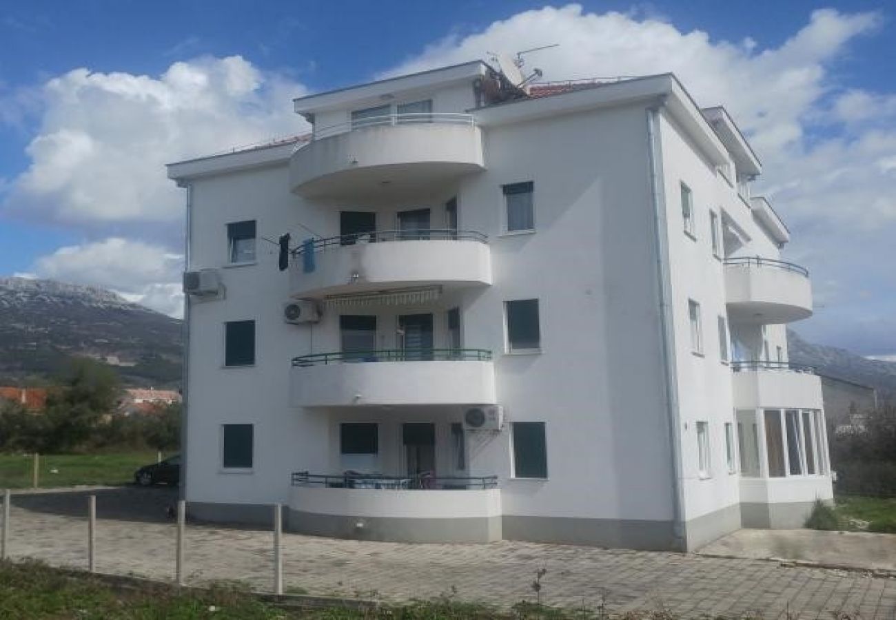 Apartamento en Kaštel Novi - Apartamento en Kaštel Novi con Balcón, Acondicionador, WIFI, Lavadora (5105-1)