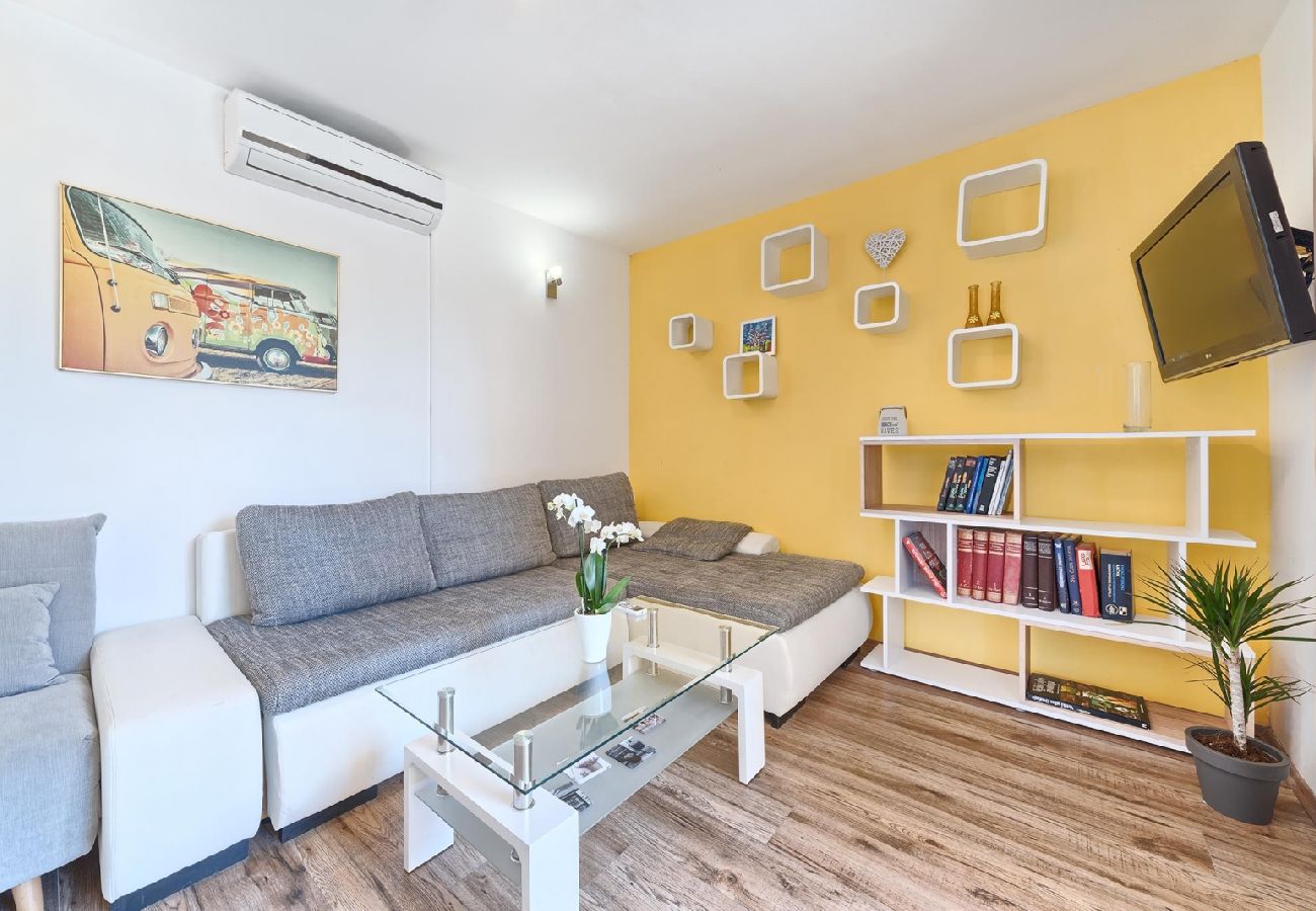 Apartamento en Kaštel Lukšic - Apartamento en Kaštel Lukšić con Balcón, Acondicionador, WIFI, Lavadora (5107-4)