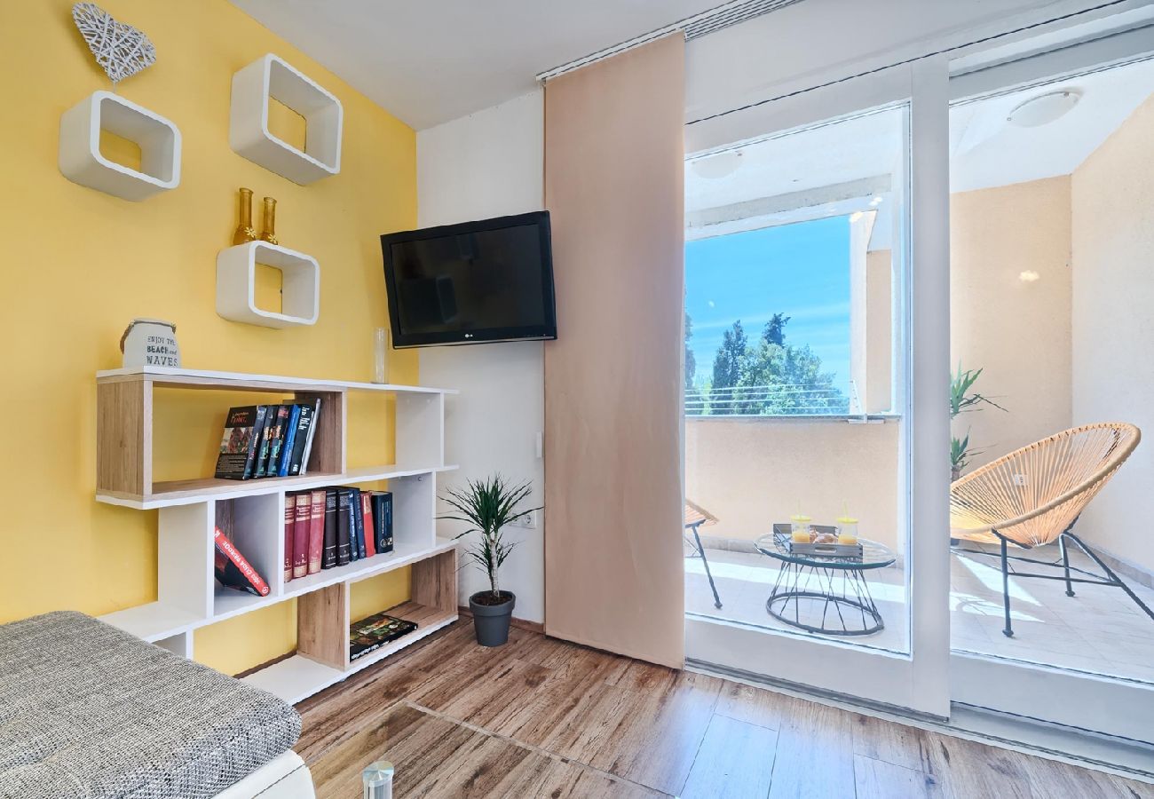 Apartamento en Kaštel Lukšic - Apartamento en Kaštel Lukšić con Balcón, Acondicionador, WIFI, Lavadora (5107-4)