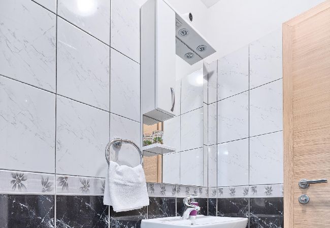 Apartamento en Kaštel Lukšic - Apartamento en Kaštel Lukšić con Terraza, Acondicionador, WIFI, Lavadora (5107-2) Apartamento en Kaštel Lukšic - Apartamento en Kaštel Lukšić con Terraza, Acondicionador, WIFI, Lavadora (5107-2)