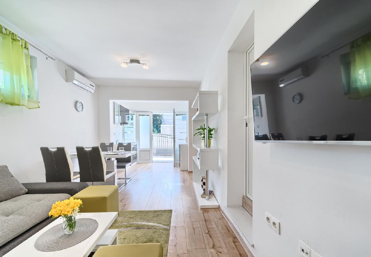 Apartamento en Kaštel Lukšic - Apartamento en Kaštel Lukšić con Terraza, Acondicionador, WIFI, Lavadora (5107-2)