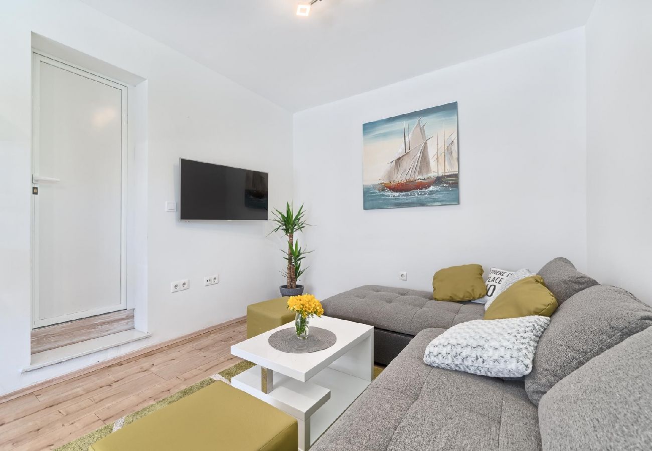 Apartamento en Kaštel Lukšic - Apartamento en Kaštel Lukšić con Terraza, Acondicionador, WIFI, Lavadora (5107-2)