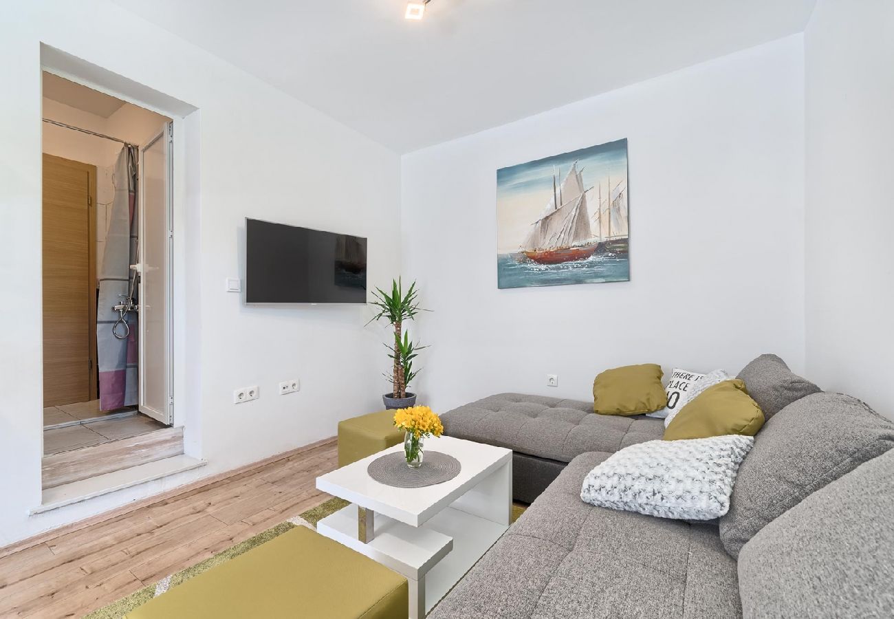 Apartamento en Kaštel Lukšic - Apartamento en Kaštel Lukšić con Terraza, Acondicionador, WIFI, Lavadora (5107-2)