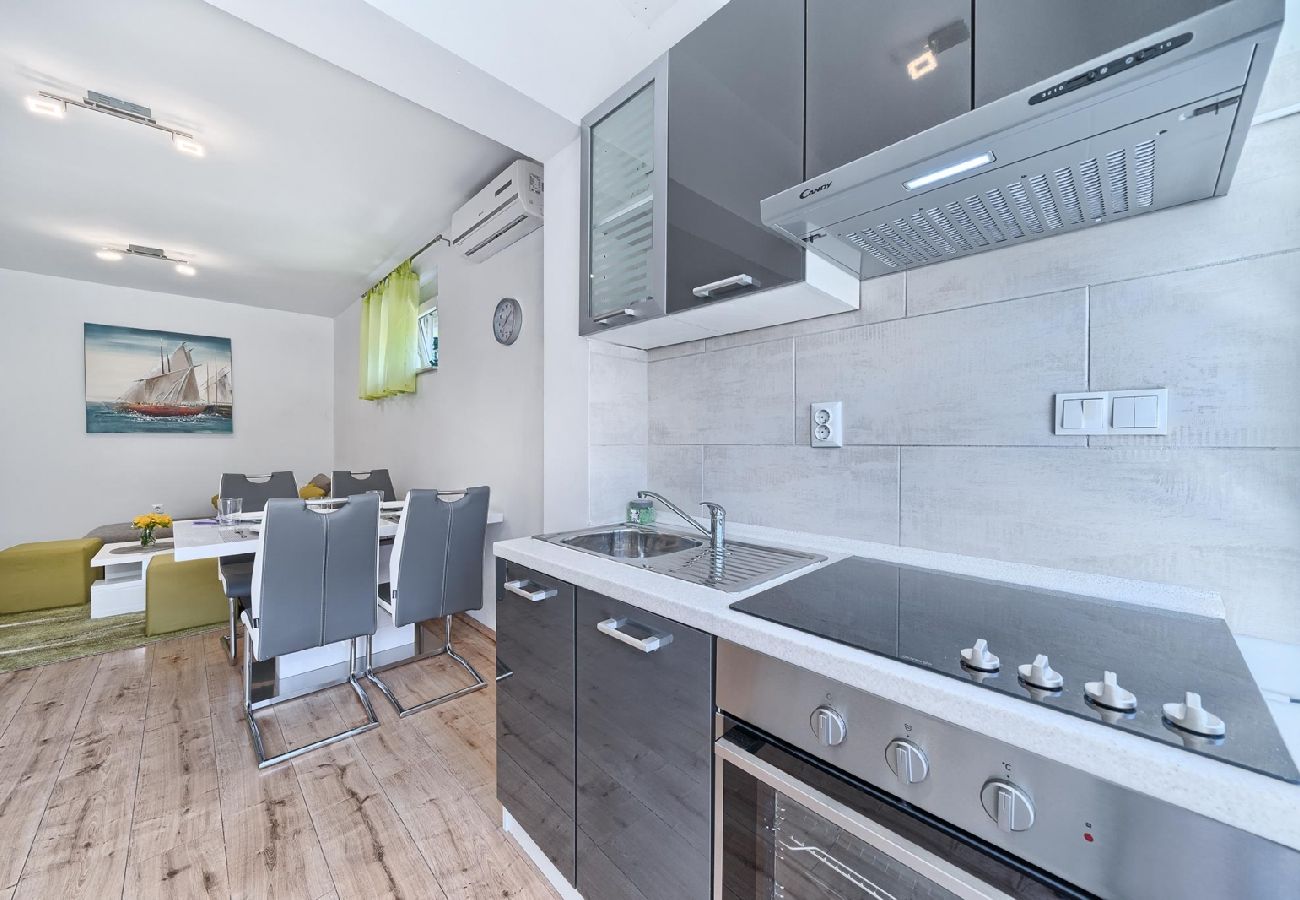 Apartamento en Kaštel Lukšic - Apartamento en Kaštel Lukšić con Terraza, Acondicionador, WIFI, Lavadora (5107-2)