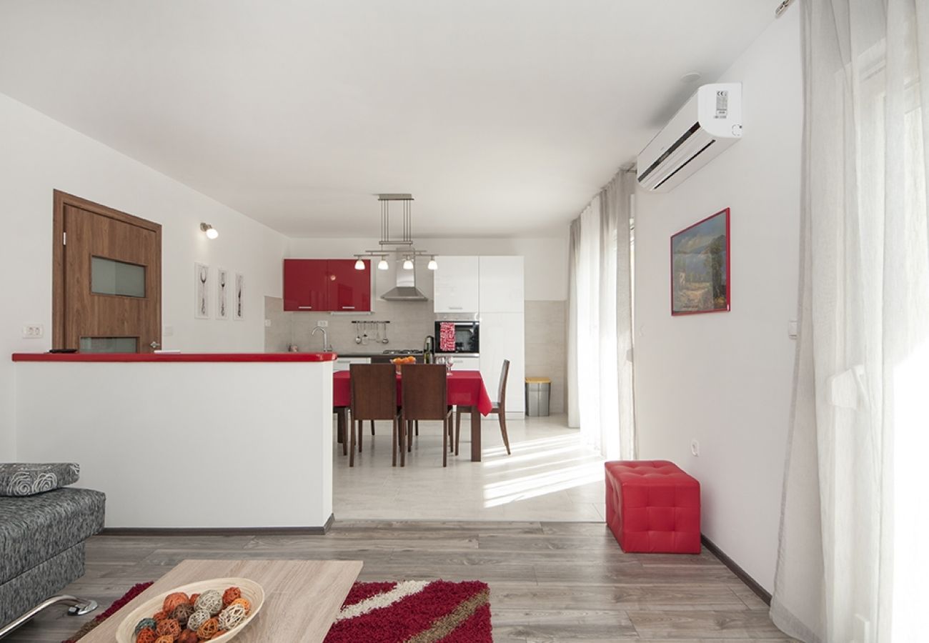 Apartamento en Kaštel Lukšic - Apartamento en Kaštel Lukšić con Balcón, Acondicionador, WIFI, Lavadora (5107-1)