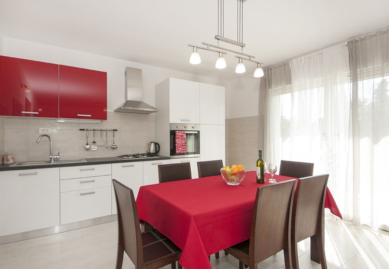 Apartamento en Kaštel Lukšic - Apartamento en Kaštel Lukšić con Balcón, Acondicionador, WIFI, Lavadora (5107-1)