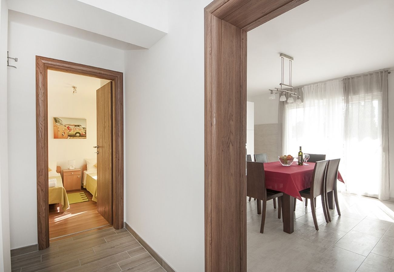 Apartamento en Kaštel Lukšic - Apartamento en Kaštel Lukšić con Balcón, Acondicionador, WIFI, Lavadora (5107-1)