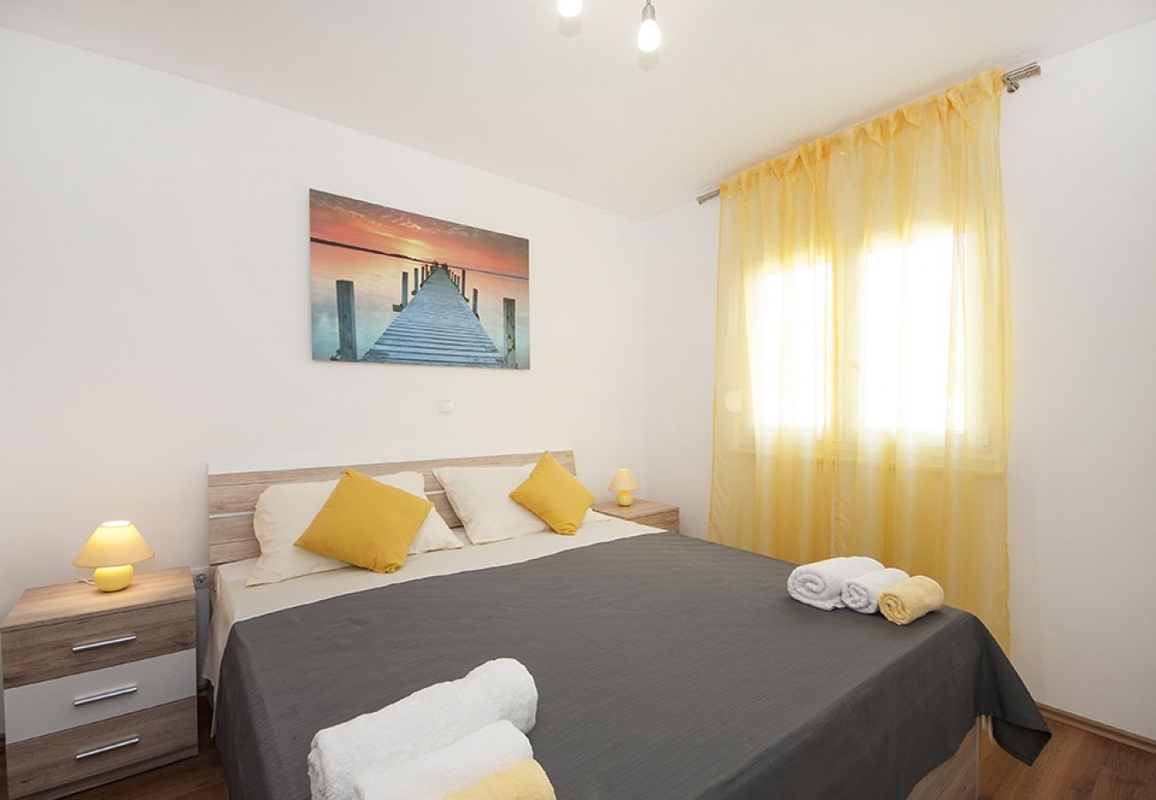 Apartamento en Kaštel Lukšic - Apartamento en Kaštel Lukšić con Balcón, Acondicionador, WIFI, Lavadora (5107-1)