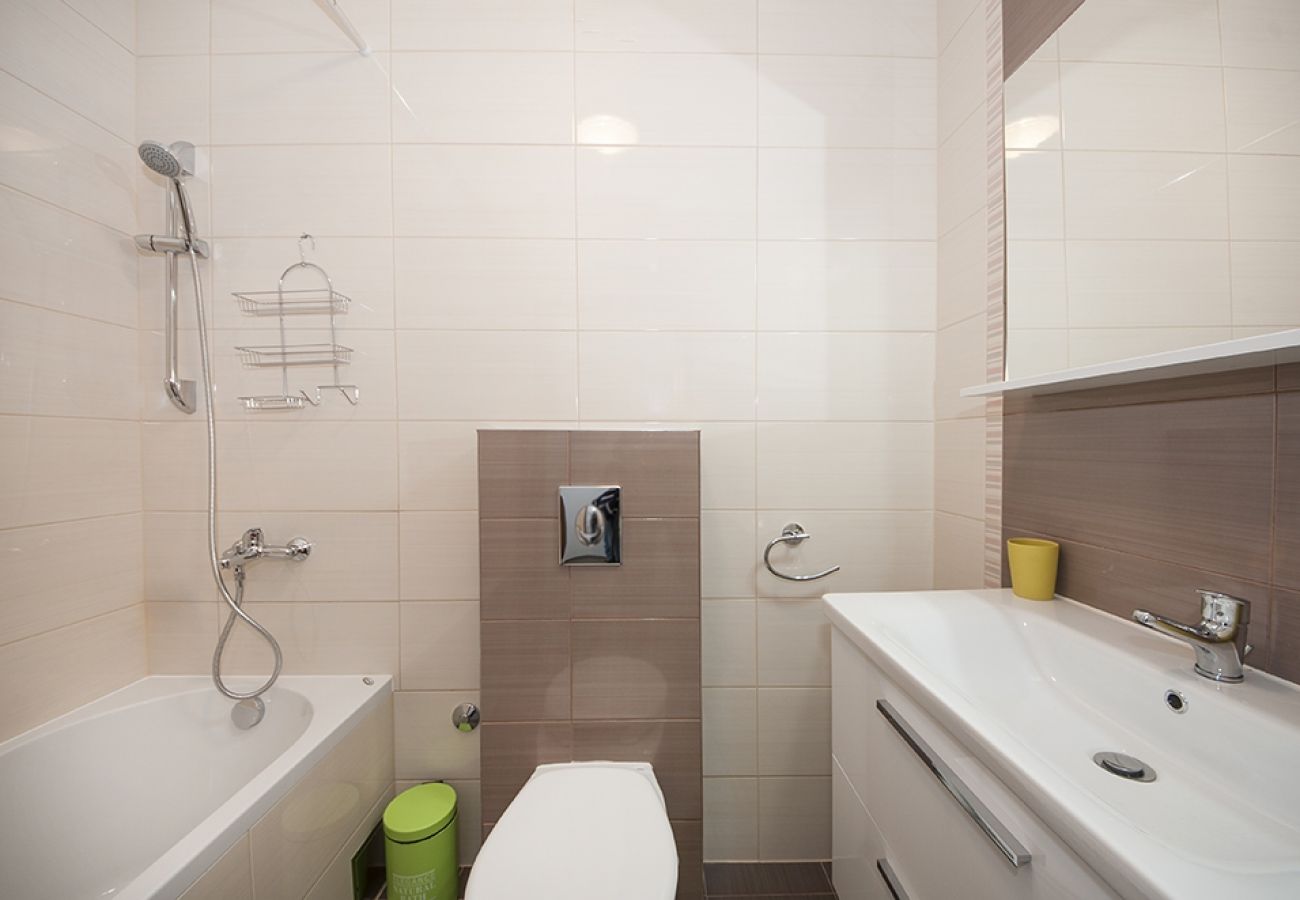 Apartamento en Kaštel Lukšic - Apartamento en Kaštel Lukšić con Balcón, Acondicionador, WIFI, Lavadora (5107-1)