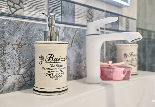 Apartamento en Kaštel Lukšic - Apartamento en Kaštel Lukšić con Terraza, Acondicionador, WIFI, Lavadora (5107-3) Apartamento en Kaštel Lukšic - Apartamento en Kaštel Lukšić con Terraza, Acondicionador, WIFI, Lavadora (5107-3)