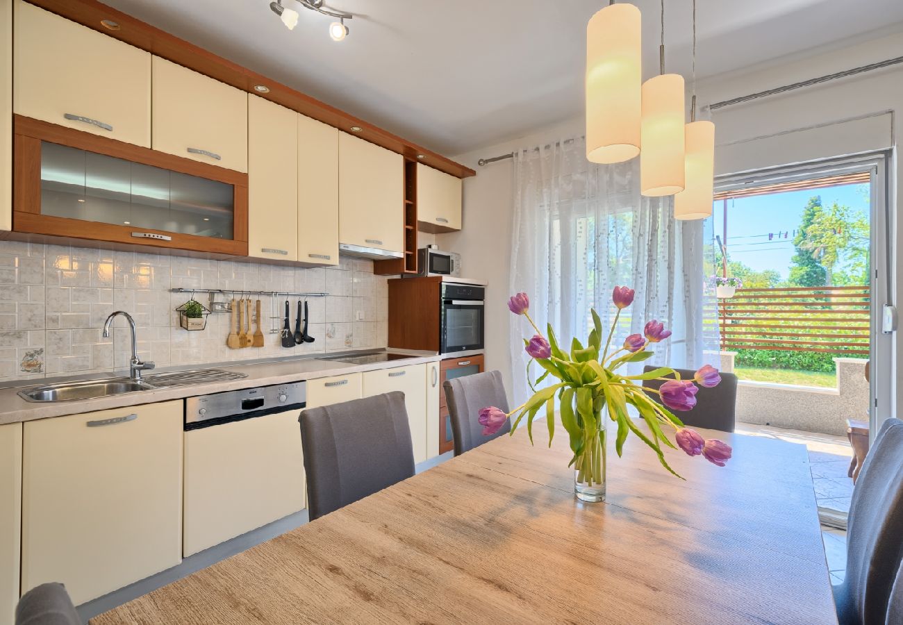 Apartamento en Kaštel Lukšic - Apartamento en Kaštel Lukšić con Terraza, Acondicionador, WIFI, Lavadora (5107-3)