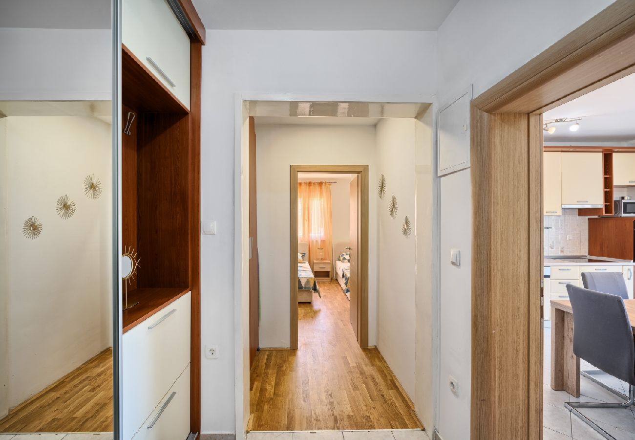 Apartamento en Kaštel Lukšic - Apartamento en Kaštel Lukšić con Terraza, Acondicionador, WIFI, Lavadora (5107-3)