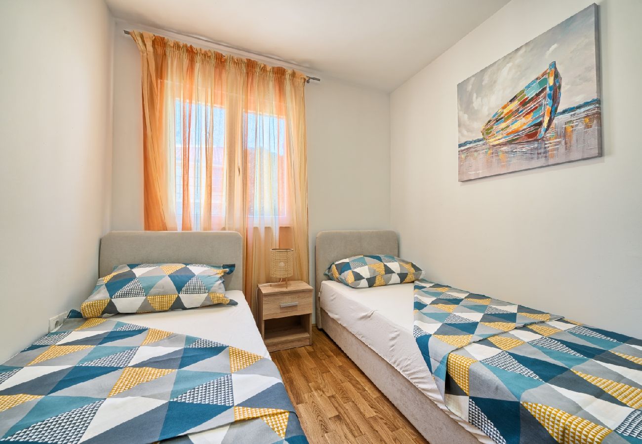 Apartamento en Kaštel Lukšic - Apartamento en Kaštel Lukšić con Terraza, Acondicionador, WIFI, Lavadora (5107-3)