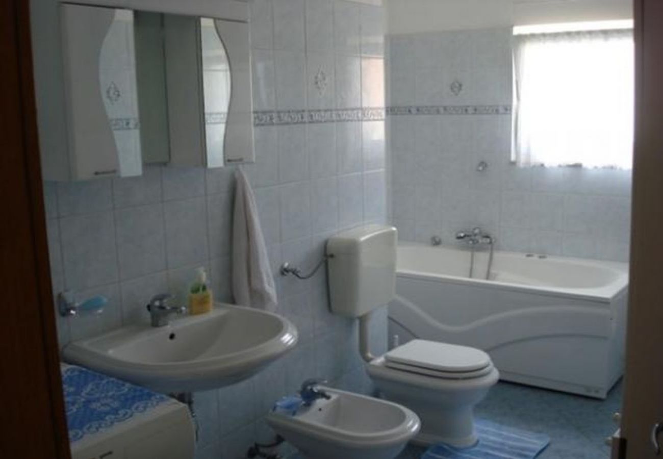 Apartamento en Dugi Rat - Apartamento en Dugi Rat con Seaview, Balcón, Acondicionador, WIFI (5113-3)