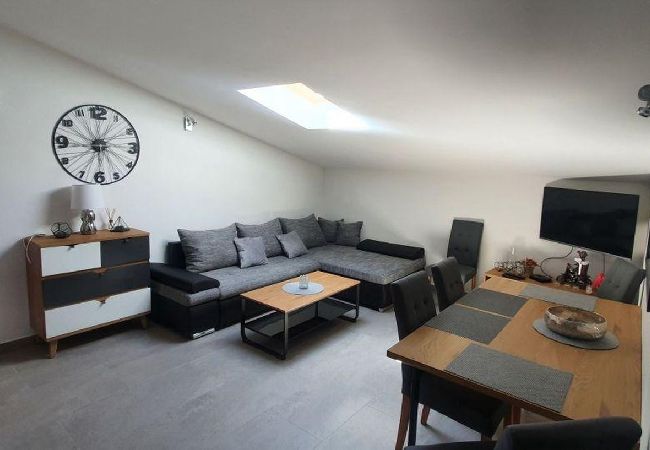 Apartamento en Vrvari - Apartamento en Vrvari con Terraza, WIFI, Lavadora (664-5) Apartamento en Vrvari - Apartamento en Vrvari con Terraza, WIFI, Lavadora (664-5)