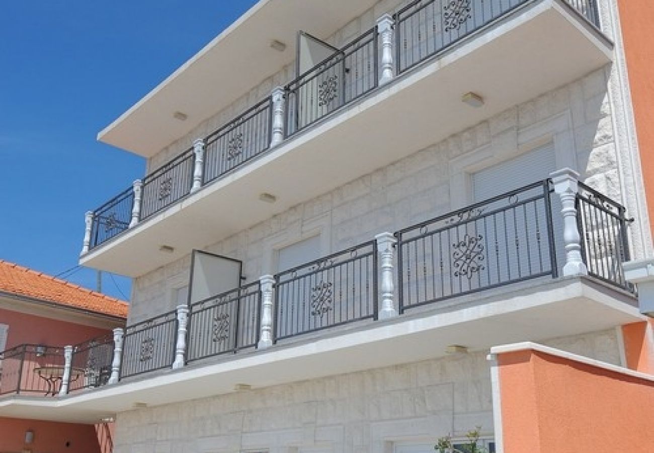 Apartamento en Podstrana - Apartamento en Podstrana-Sv.Martin con Terraza, Acondicionador, WIFI, Lavadora (5117-4)