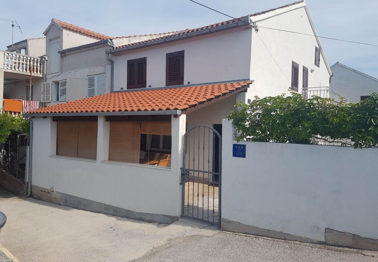 Casa en Milna - Casa de vacaciones en Milna con Terraza, Acondicionador, WIFI, Lavadora (5123-1)