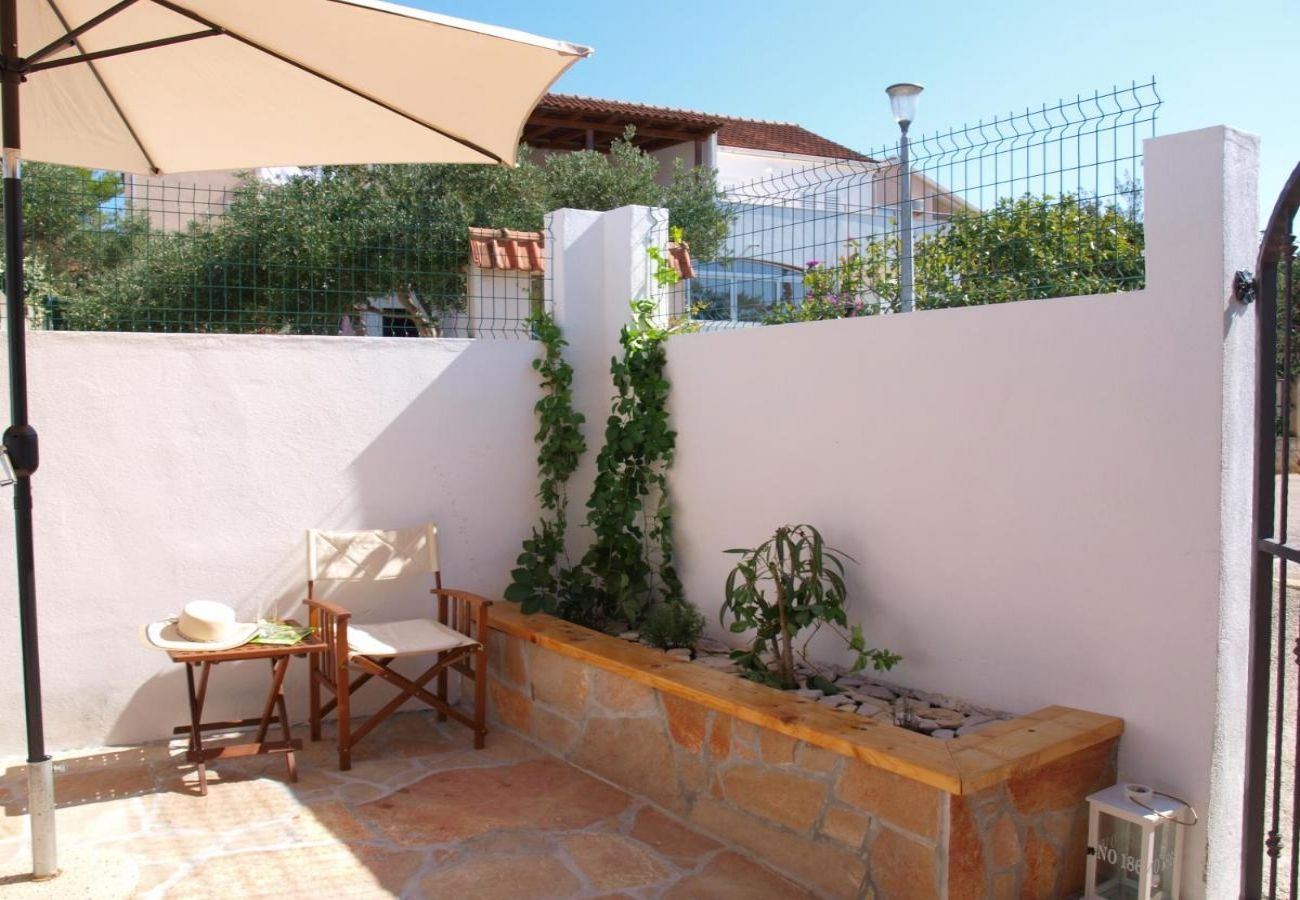 Casa en Milna - Casa de vacaciones en Milna con Terraza, Acondicionador, WIFI, Lavadora (5123-1)