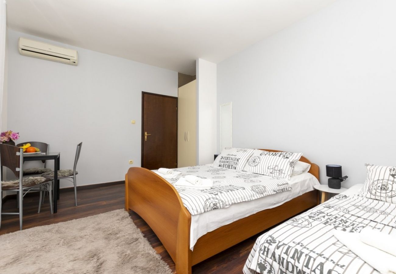 Apartamento en Omiš - Apartamento en Omiš con Seaview, Balcón, Acondicionador, WIFI (5129-3)