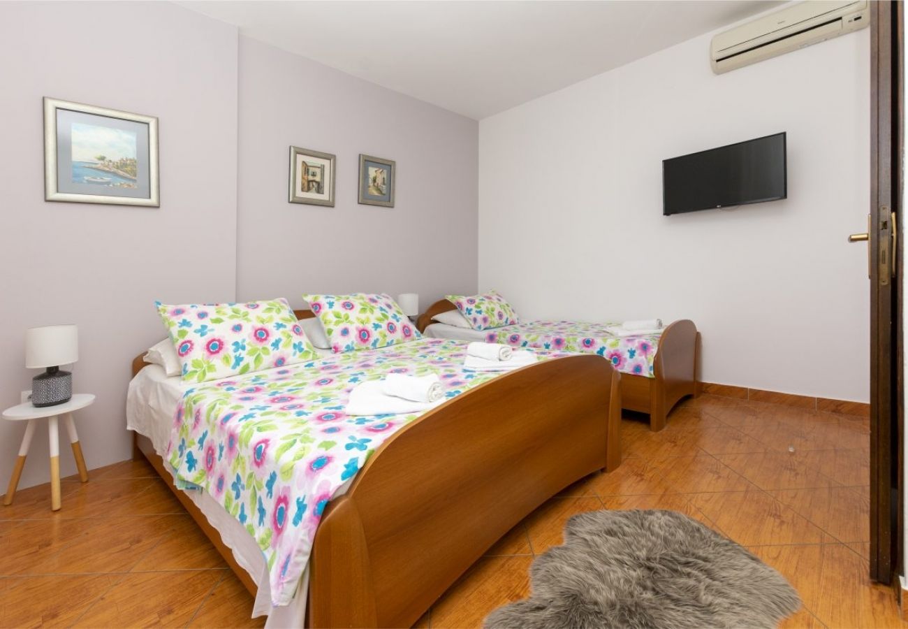 Apartamento en Omiš - Apartamento en Omiš con Seaview, Loggia, Acondicionador, WIFI (5129-4)