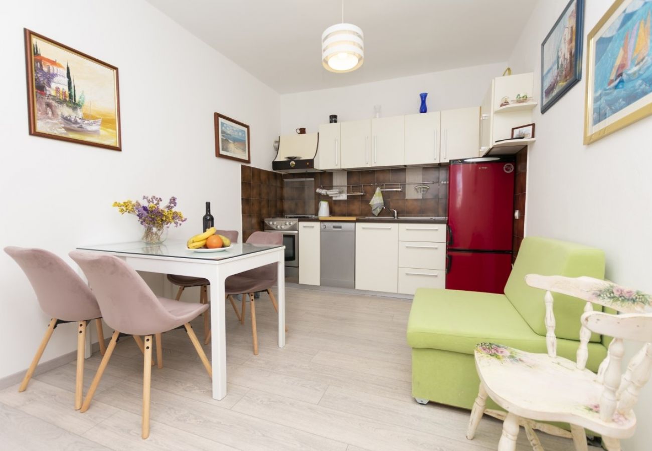 Apartamento en Omiš - Apartamento en Omiš con Terraza, Acondicionador, WIFI, Lavadora (5129-1)