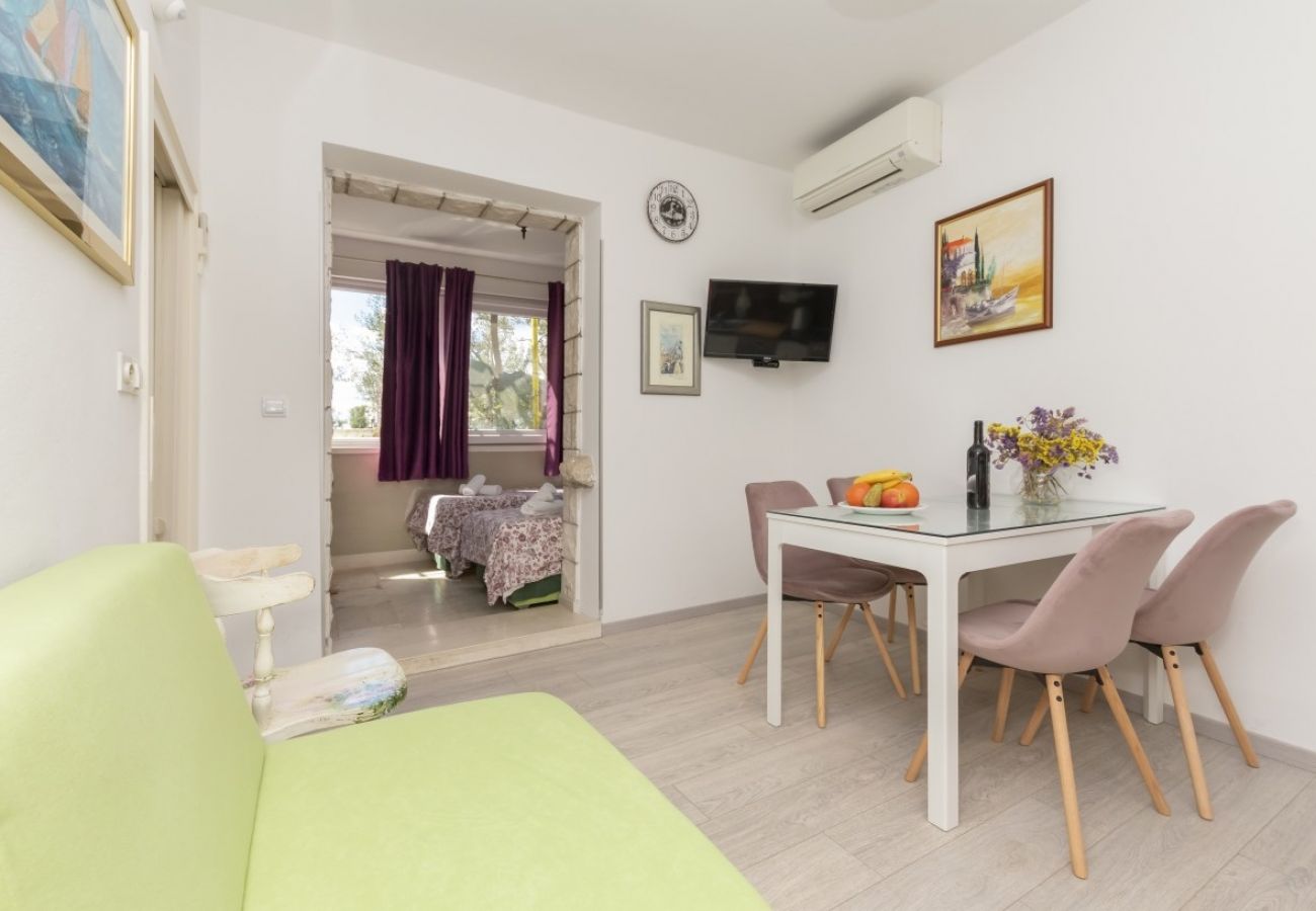 Apartamento en Omiš - Apartamento en Omiš con Terraza, Acondicionador, WIFI, Lavadora (5129-1)