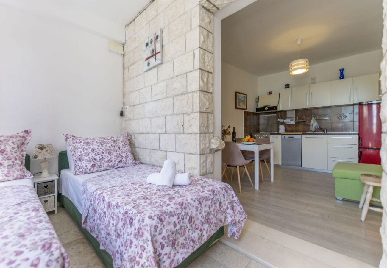 Apartamento en Omiš - Apartamento en Omiš con Terraza, Acondicionador, WIFI, Lavadora (5129-1)