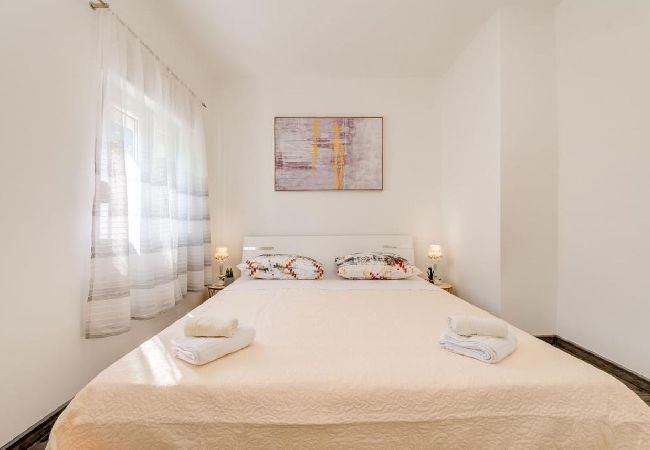 Apartamento en Arbanija - Apartamento en Arbanija con Seaview, Balcón, Acondicionador, WIFI (5137-1) Apartamento en Arbanija - Apartamento en Arbanija con Seaview, Balcón, Acondicionador, WIFI (5137-1)