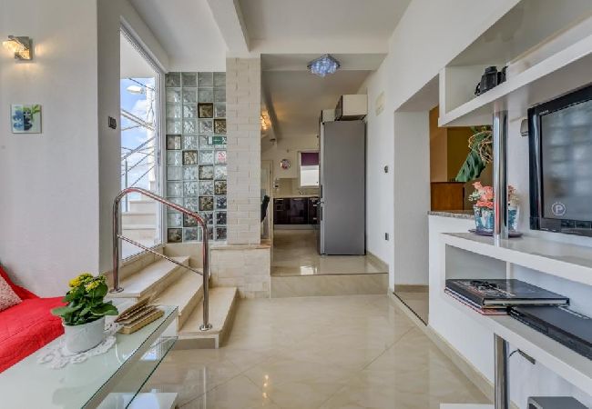 Apartamento en Arbanija - Apartamento en Arbanija con Seaview, Terraza, Acondicionador, WIFI (5138-2) Apartamento en Arbanija - Apartamento en Arbanija con Seaview, Terraza, Acondicionador, WIFI (5138-2)