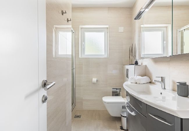 Apartamento en Arbanija - Apartamento en Arbanija con Seaview, Terraza, Acondicionador, WIFI (5139-2) Apartamento en Arbanija - Apartamento en Arbanija con Seaview, Terraza, Acondicionador, WIFI (5139-2)