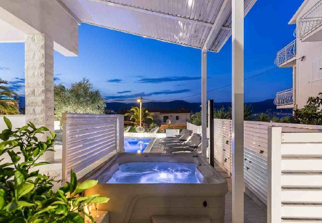 Apartamento en Arbanija - Apartamento en Arbanija con Seaview, Terraza, Acondicionador, WIFI (5139-2) Apartamento en Arbanija - Apartamento en Arbanija con Seaview, Terraza, Acondicionador, WIFI (5139-2)